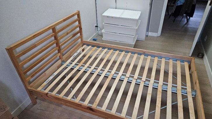 Bedframe TARVA - 140 bij 200 cm, Huis en Inrichting, Slaapkamer | Bedden, Gebruikt, Twijfelaar, 140 cm, 200 cm, Hout, Bruin, Ophalen