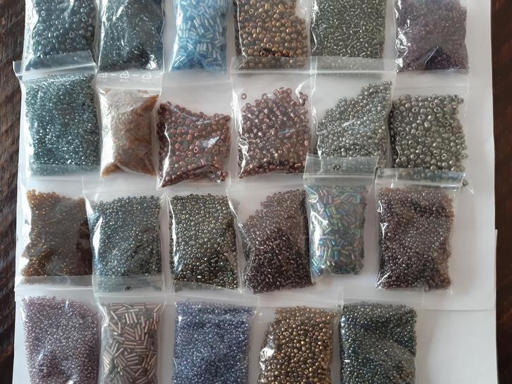 Partij rocailles. Metallook. 22 verschillende., Hobby en Vrije tijd, Kralen en Sieraden maken, Nieuw, Kraal, Ophalen of Verzenden