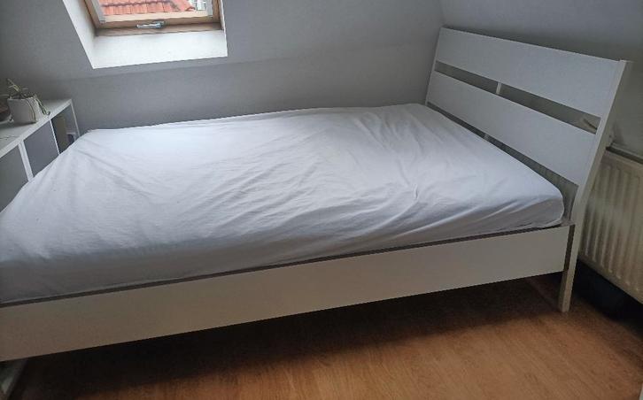 Trysil ikea bed met matras en nachtkastje, Huis en Inrichting, Slaapkamer | Bedden, Gebruikt, Twijfelaar, 140 cm, 200 cm, Hout