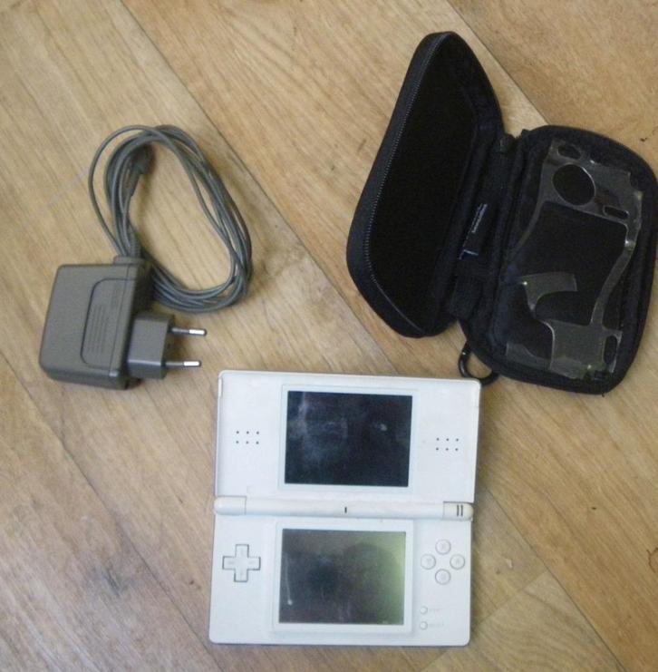 Nintendo DS lite  gameboy   KAN GEEN KAARTJES INLEZEN, Spelcomputers en Games, Spelcomputers | Nintendo DS, Niet werkend, DS Lite