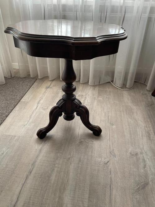 Klassiek Notenhouten Bijzettafeltje – Sierlijk Blad en poot, Huis en Inrichting, Tafels | Bijzettafels, Nieuw, Rond, 60 cm of meer