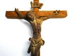 Kruisbeeld van hout met een terracotta corpus Jezus, Antiek en Kunst, Ophalen of Verzenden