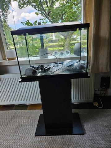 70L aquarium met meubel en accessoires  beschikbaar voor biedingen