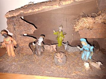 Oude kerststal met figuren beschikbaar voor biedingen