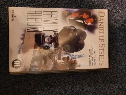 DANIELLE STEEL'S "Family Album" Mooie Speelfilm Op VIDEO!, Cd's en Dvd's, VHS | Film, Zo goed als nieuw, Overige genres, Alle leeftijden
