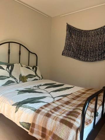 Zwart metalen IKEA bedframe beschikbaar voor biedingen