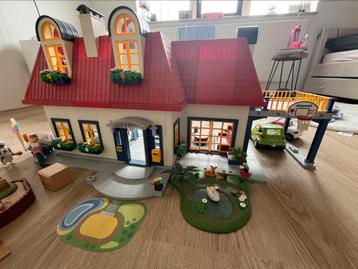 Playmobil woonhuis met inventaris en autos beschikbaar voor biedingen
