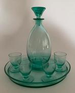 Likeurset, karafje, 4 glaasje en onderbord, uraniumglas., Antiek en Kunst, Verzenden