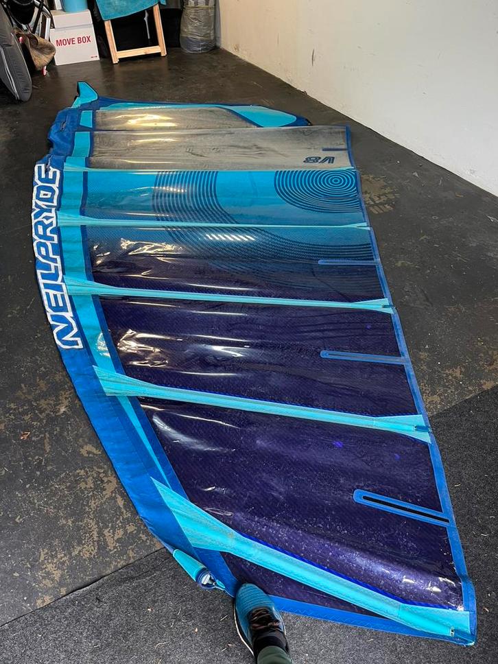 Neilpryde V8 7.7 2021 zgan 15 x mee gevaren, Watersport en Boten, Windsurfen, Zo goed als nieuw, Zeil, Met draagtas, 7 m² of meer