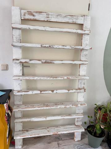 Houten boekenrek beschikbaar voor biedingen
