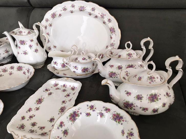 Royal albert VIOLETTA💜💜💜, Verzamelen, Porselein, Kristal en Bestek, Zo goed als nieuw, Ophalen