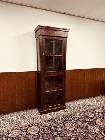 Klassiek Engelse Books Boekenkast beschikbaar voor biedingen