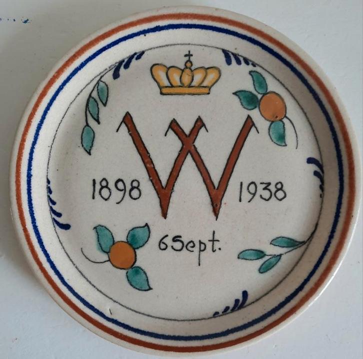 Aardewerk wandschotel 1898 W 1938, Verzamelen, Koninklijk Huis en Royalty, Gebruikt, Servies, Nederland, Ophalen of Verzenden