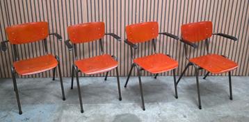 22 x Vintage schoolstoelen houten retro horeca stoelen cafe beschikbaar voor biedingen