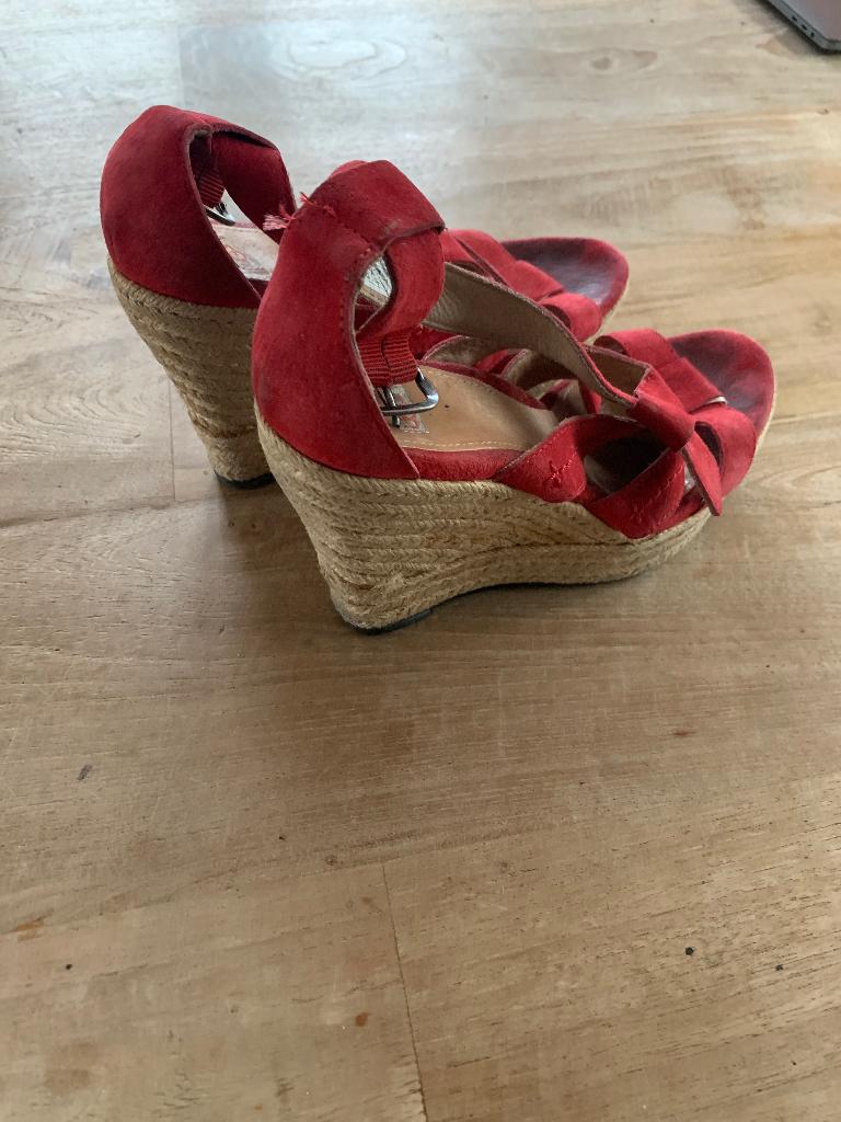 Uggs sandaal met sleehak maat 38 rood, Kleding | Dames, Schoenen, Ophalen, UGG, Sandalen of Muiltjes, Gedragen