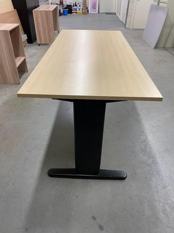 Bureau 200x100 blad houtkleur, onderstel zwart beschikbaar voor biedingen