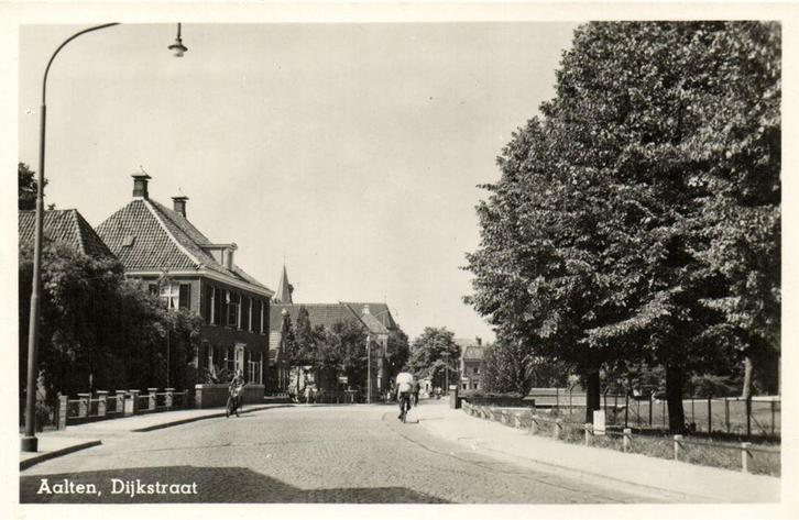 Aalten, Dijkstraat - fietsers - ongelopen, Verzamelen, Ansichtkaarten | Nederland, Ongelopen, Noord-Brabant, 1920 tot 1940, Ophalen of Verzenden
