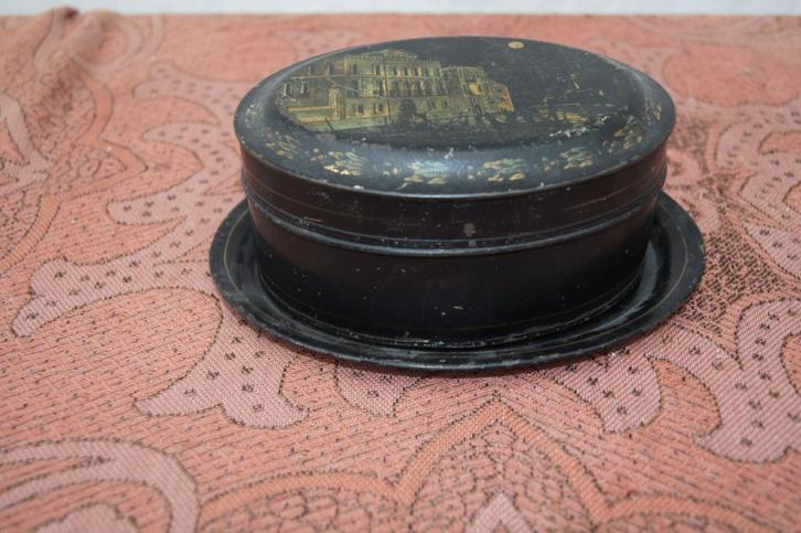 Ovaal blikken trommeltje met schoteltje, Antiek en Kunst, Antiek | Woonaccessoires, Ophalen of Verzenden