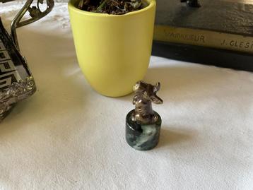 Miniatuur hondje brons / messing op onyx voetje beschikbaar voor biedingen