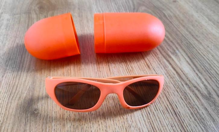 Oranje zonnebril voor jonge kinderen met bewaarkoker Cat.2, Kinderen en Baby's, Kindermode-accessoires, Zo goed als nieuw, Ophalen of Verzenden