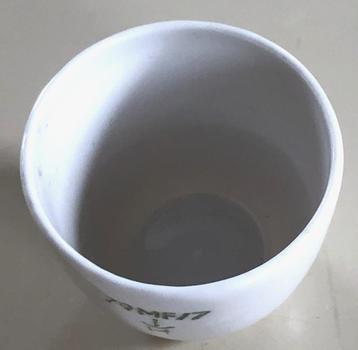 Giet kroesjes porselein beschikbaar voor biedingen