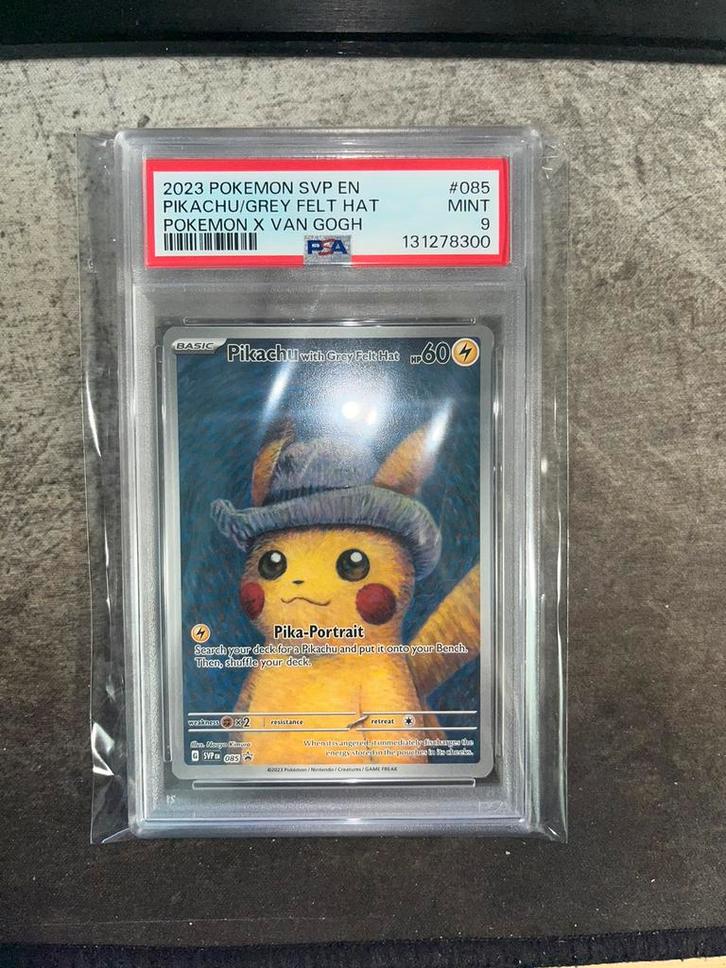 PSA 9 PIKACHU WITH GREY FELT HAT VAN GOGH SVP085, Hobby en Vrije tijd, Verzamelkaartspellen | Pokémon, Zo goed als nieuw, Ophalen of Verzenden