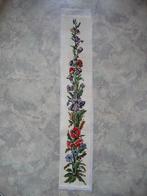 Borduurwerk "Lange tak" (Paarse-rode-blauwe bloemen), Ophalen of Verzenden, Gebruikt, Handborduren, Onderdeel of Toebehoren