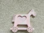 Houten hobbelpaard fotoframe, fotolijst, roze. babykamer, Ophalen of Verzenden, Zo goed als nieuw