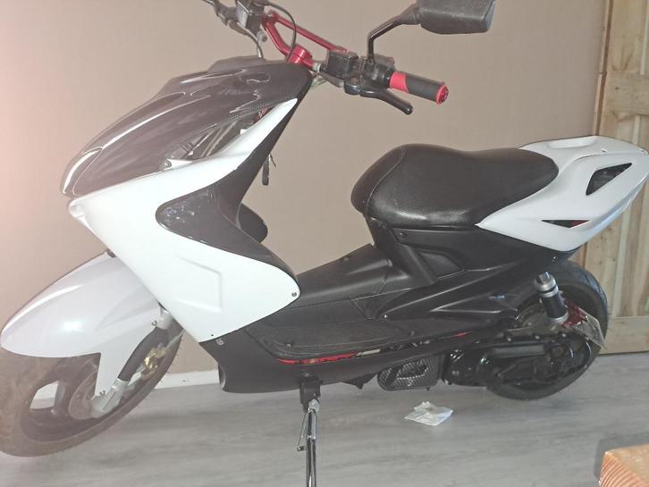 Yamaha aerox, Fietsen en Brommers, Scooters | Yamaha, Zo goed als nieuw, Aerox, Maximaal 45 km/u, Benzine, Ophalen of Verzenden