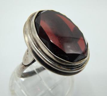 Zilveren ring met granaat, 835, 18 mm beschikbaar voor biedingen