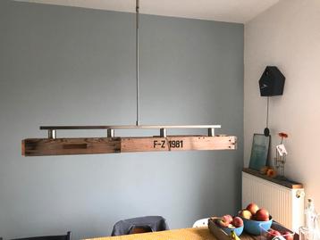 Dimbare hanglamp met ombouw van hout beschikbaar voor biedingen