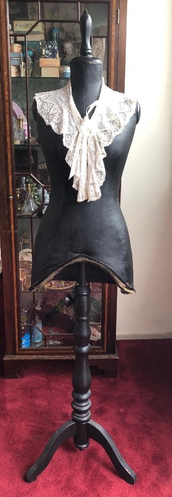 paspop op 3 poot met kraag /jabot, Antiek en Kunst, Antiek | Woonaccessoires, Ophalen