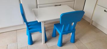 Tafeltje met 2 stoeltjes beschikbaar voor biedingen