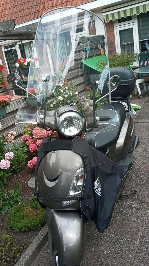 Prachtige Scooter Antreciet kleur. (Nieuwstaat)
Merk: FIDDLE, Fietsen en Brommers, Scooters | SYM, Zo goed als nieuw, Overige modellen