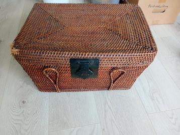 Gevlochten Mand Koloniale Stijl beschikbaar voor biedingen