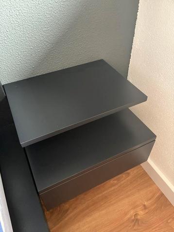 Nachtkastje zwevend (4 stuks beschikbaar) beschikbaar voor biedingen