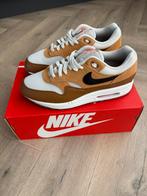 Nike Air Max 1 Essential British Tan Light Bone - Maat 43, Kleding | Heren, Schoenen, Overige kleuren, Nike, Ophalen of Verzenden