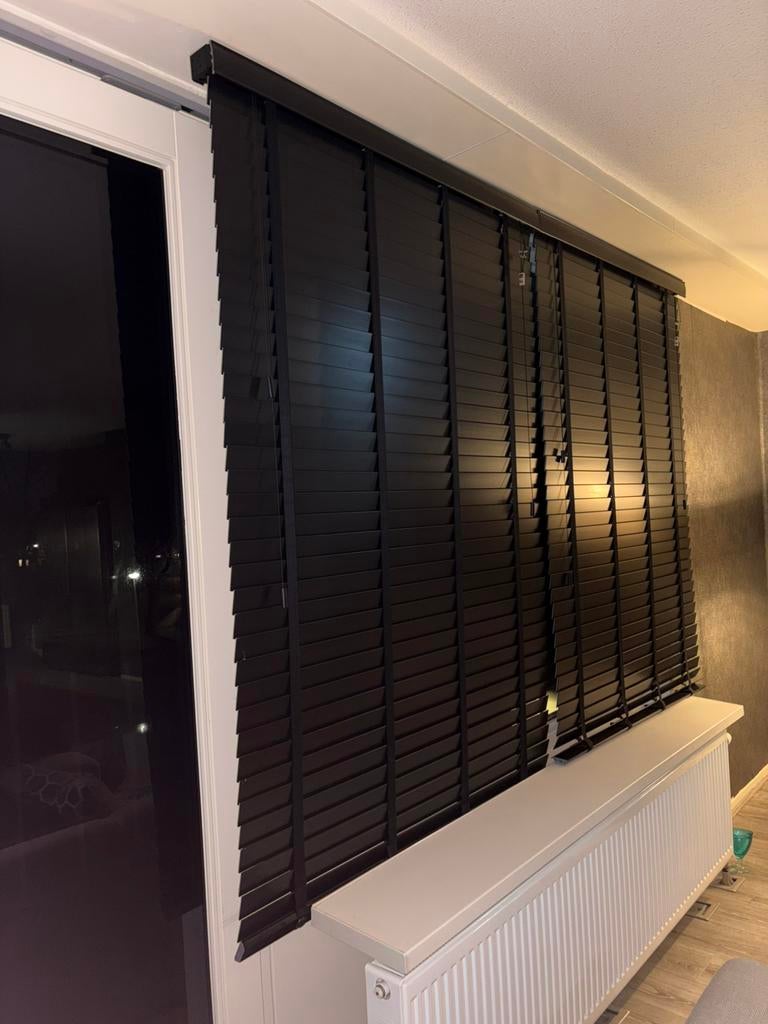 Zwarte jaloezie kunststof 2 stuks, Ophalen, 100 tot 150 cm, Zwart, Zo goed als nieuw