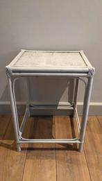 Rotan bijzettafeltje - wit geschilderd - nette staat €5,-, Huis en Inrichting, Tafels | Bijzettafels, Ophalen, Minder dan 45 cm