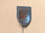 Emaille N.E.O. '25 SPRANG VOETBALCLUB Speld (Rood/Blauw)., Verzenden, Zo goed als nieuw, Sport, Speldje of Pin