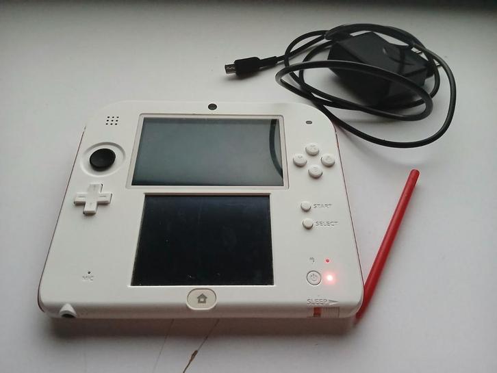 Nintendo 2ds + 13 games & lader, Spelcomputers en Games, Spelcomputers | Nintendo 2DS en 3DS, Zo goed als nieuw, 2DS, Rood, Met games