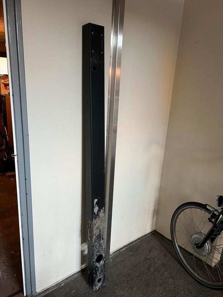 Stevige Zwarte Paal voor Laadpaal, Doe-het-zelf en Verbouw, Metalen, Gebruikt, IJzer, Ophalen of Verzenden