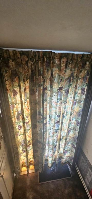 gordijnen bloemen afbeelding mooi,netjes &ophang haken eraan beschikbaar voor biedingen