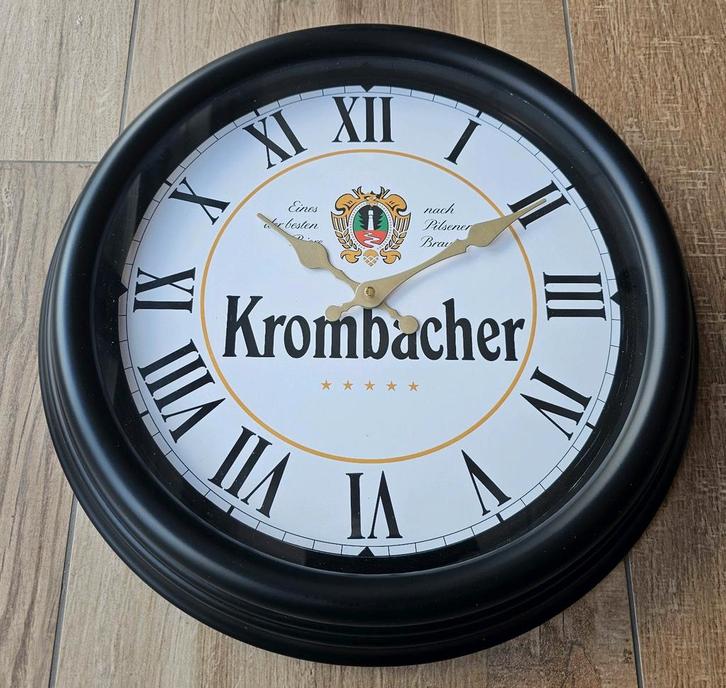 Mooie KROMBACHER wandklok met brede rand 38cm, Verzamelen, Biermerken, Nieuw, Reclamebord, Plaat of Schild, Overige merken, Ophalen of Verzenden
