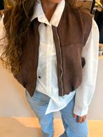 Trendy Bruine Suede-look Gilet, Kleding | Dames, Bodywarmers, Ophalen of Verzenden, Nieuw, Maat 38/40 (M), Bruin