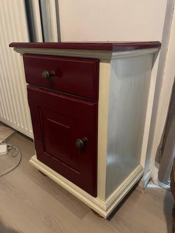 rood en wit gelakt houten kastje met lade en deurtje beschikbaar voor biedingen