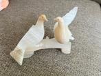 Albast beeldje van twee vogels, Antiek en Kunst, Ophalen of Verzenden