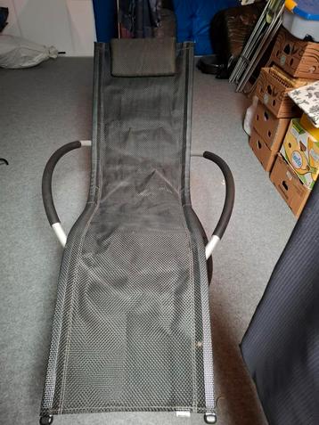 Relaxstoel met textileen bekleding beschikbaar voor biedingen