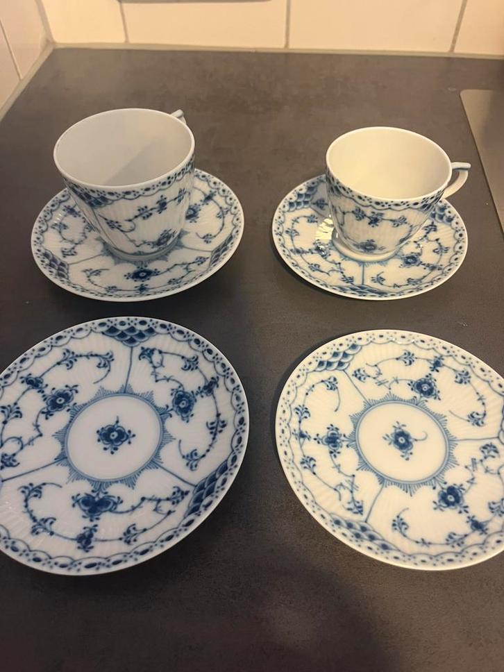 2 Schotels, 2 gebaksbordjes en 2 kopjes Royal Copenhagen 719, Antiek en Kunst, Antiek | Servies los, Ophalen of Verzenden