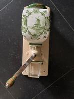 PeDe koffiemolen voor wandmontage.ca.1950 beige en groen., Ophalen of Verzenden